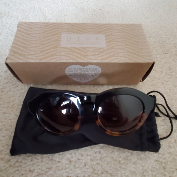 Diff Eyewear Sunglasses- Round Tortoise Frames